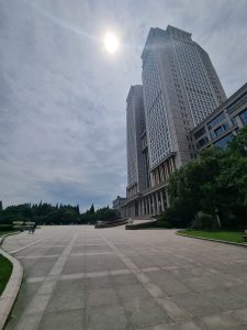 我大学最著名的大楼 My University's most famous building 我的课都在里面进行！ My classes are all held inside 