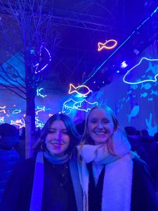 Moi et un ami à un spectacle de lumière sur le thème de la mer - Me and a friend at a sea-themed light installation 