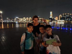 从农村来的中国人很少有机会认识到外国人。在上海看到从国内来旅行的人请外国人拍照是很常见的. 三个孩子请我拍照。 People from the countryside in China have few opportunities to meet foreigners. It is very common to see people from the inner country travelling in Shanghai and asking foreigners for photos. Three kids asked me for a photo. 