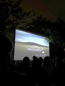 Une projection en plein air du dessin animé « Le roi et le oiseau » 