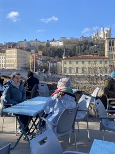 Un café avec deux amis avec une vue sur la Saone