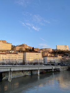 Le lever de soleil un matin avant d'aller au travail 