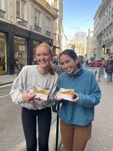 Moi et une amie après avoir faite un run club qui avait du flan à la fin !