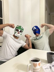 Máscaras de lucha libre con mi compañero de piso mexicano 