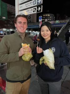 在公館夜市吃著越南雞肉麵包 At Gongguan night market eating chicken banh mi