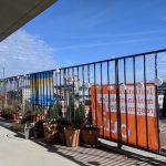 Deux affiches d'Initiative sur un balcon étudiant.