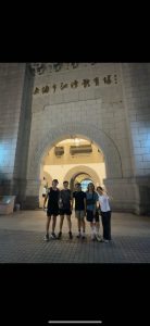 我们跑步组在江湾体育场的门口 Our running group at the gate of Jiangwan statdium