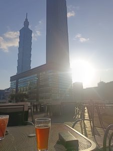 從酒吧看到101的景色 The view of the 101 from the bar.