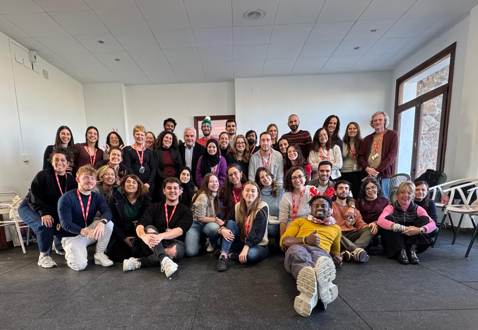 Foto en grupo - los científicos después del juego "Secret Santa"