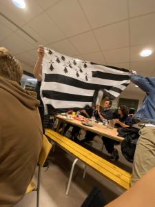 Des gens agitent le drapeau Breton après le repas 