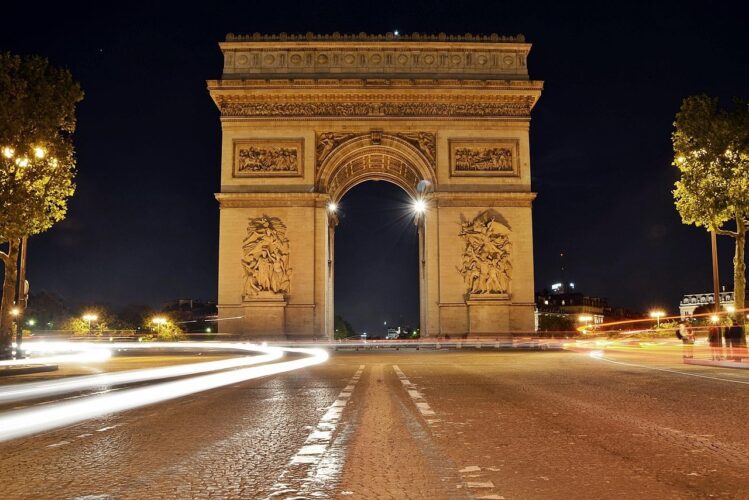 arc-de-triomphe-France-Language-scholarship