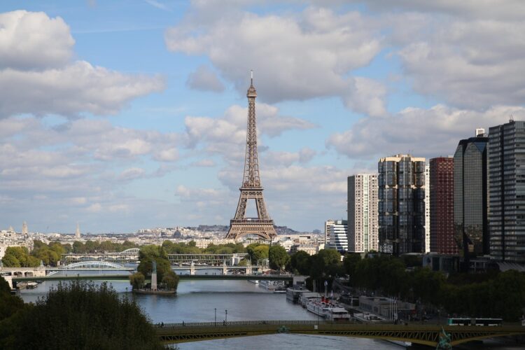 eiffle-tower-Language-Scholarship river seine