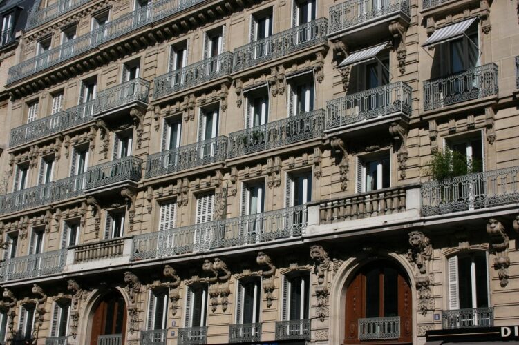 facade-paris-french-language - building in paris workplace