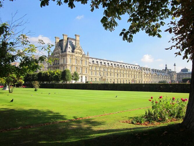 louvre-palace-France-paris-language-scholarship