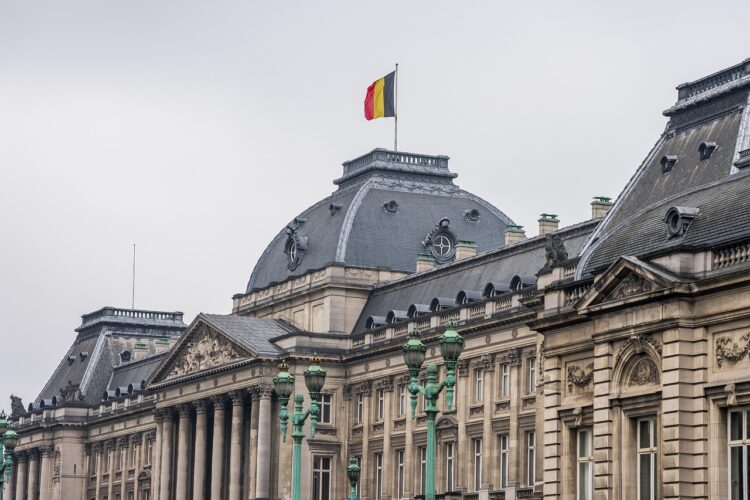 palace-Language-study-brussels-Belgium-politics a belguian parliment building with a flag at the top