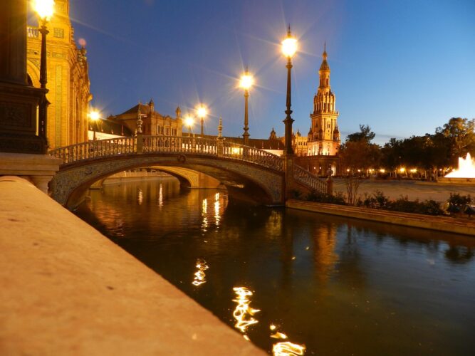 plaza-espana-Language-seville a small bridge in spain