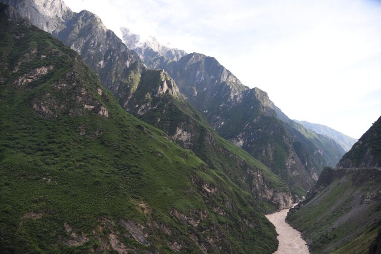 tiger-leaping-gorge-Language-study-china-cliffs
