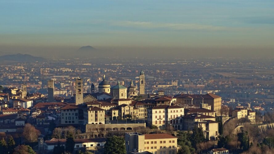 Bergamo-language-study-italian a city view of the whole of bergamo