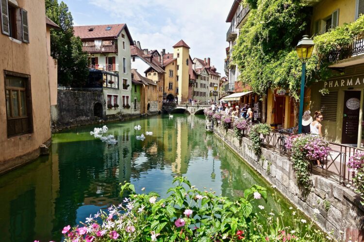 Language-annecy-France-village-lake-french-study a small town in france